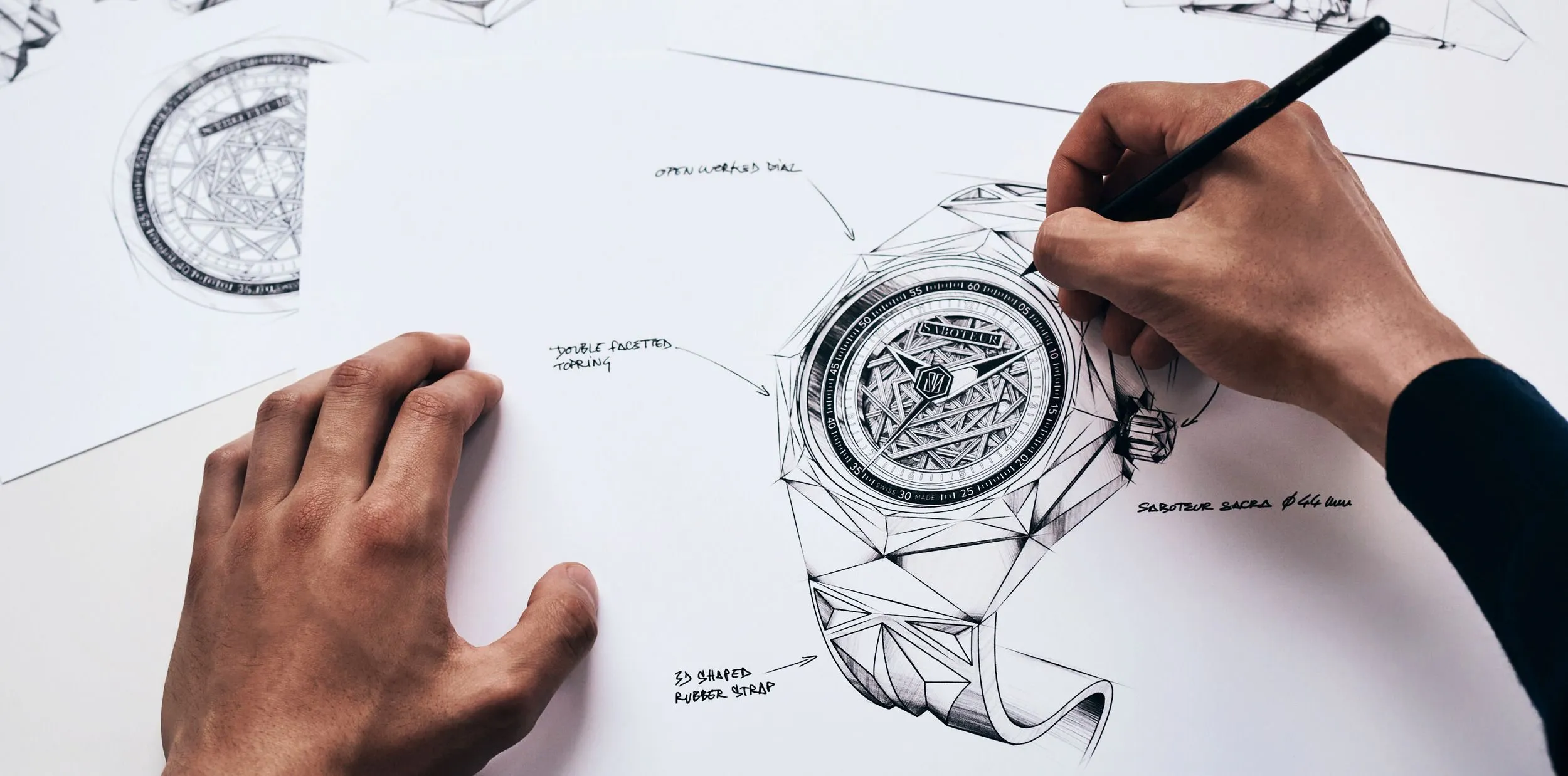 Mains d’un designer horloger dessinant au crayon une montre squelette facettée — studio de design horloger ACTE.5